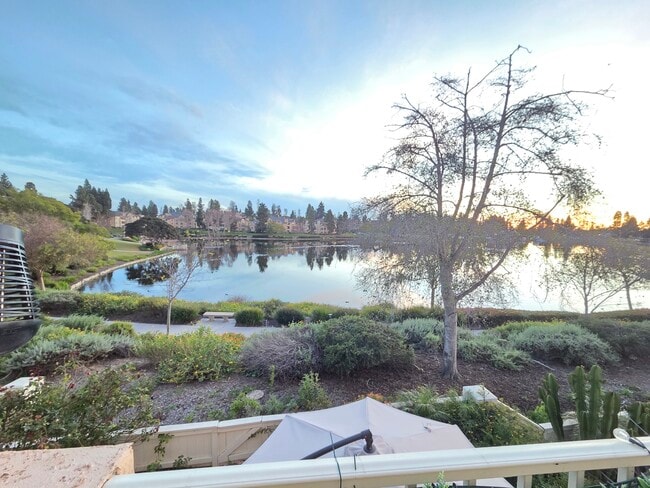 Building Photo - 740 Edgewater Dr