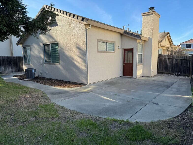 Building Photo - 905 Sapphire Cir