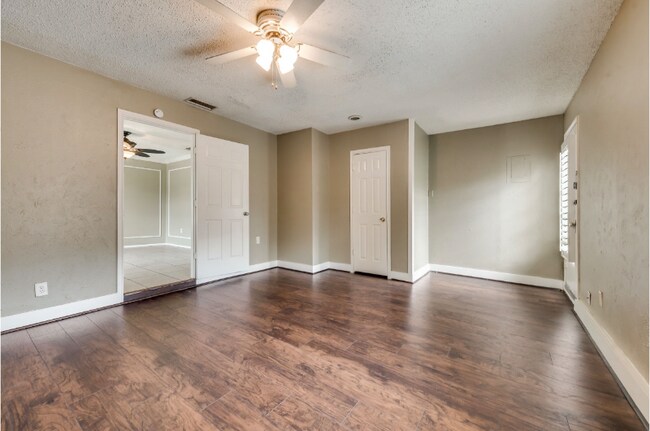 Building Photo - 830 E Linda Dr