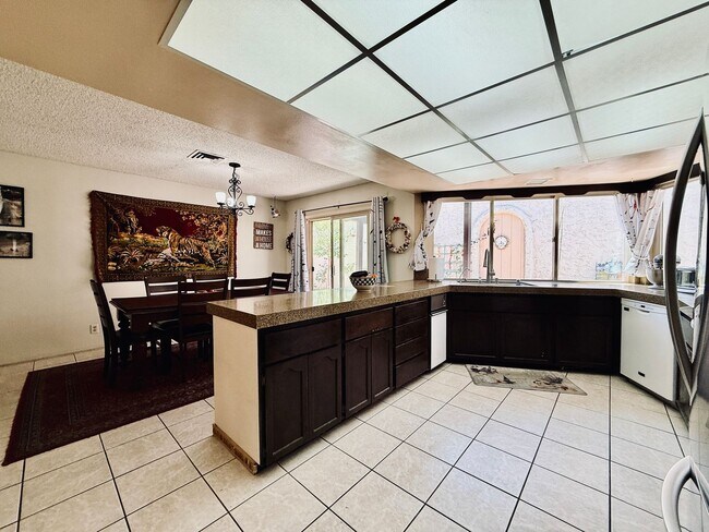 Building Photo - Available August 1st! Beautiful fully furnished single-story home located in the prestigious Span...