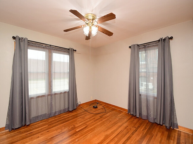 Building Photo - 405 E 5th St