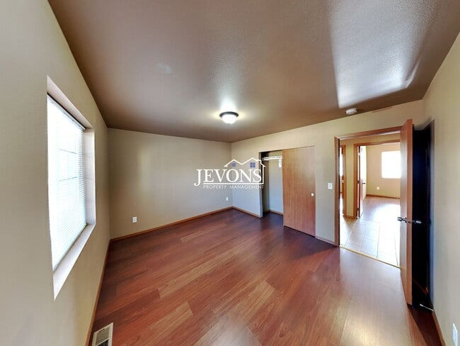 Building Photo - Spacious 3-Bedroom, 2-Bathroom Apartment in Central Yakima