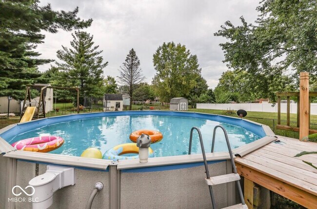 Building Photo - 3935 Mistletoe Dr