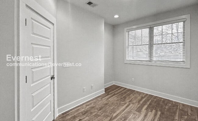 Building Photo - 4 Bed/2.5 Bath Home with Garage / Pet-Friendly / Available Now!