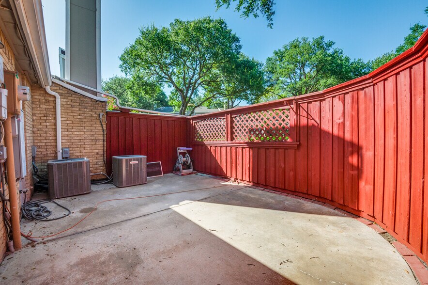 Building Photo - 2711 Creek Wood Ct