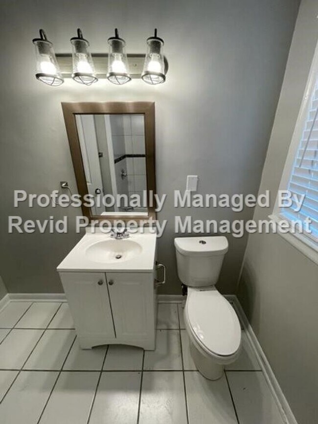 Building Photo - *FIRST MONTH RENT FREE* Freshly Renovated ...