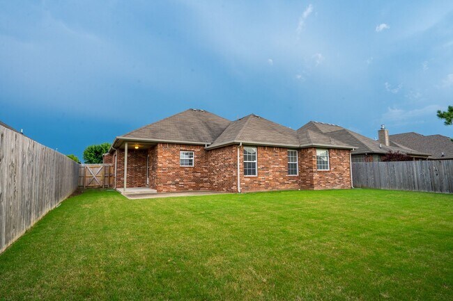Building Photo - Beautiful 3 bed / 2 bath in New Tulsa!
