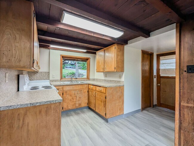 Building Photo - Rustic 3 bed 2 bath Mission Beach cabin home w/ Tulalip Bay views!