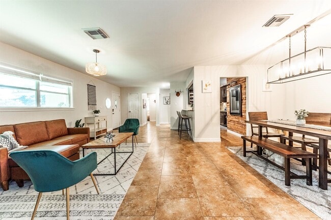 Building Photo - 11 10th Ave N