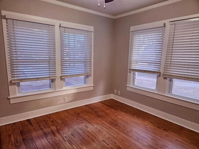 Building Photo - 110 Lexington Rd