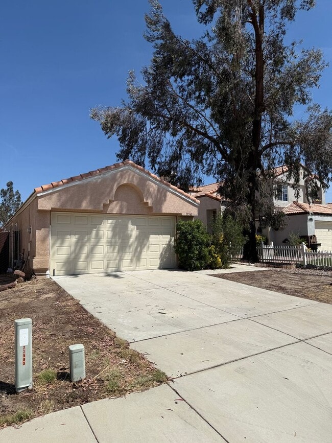 Building Photo - Stylish Single-Story Home with A/C & Firep...