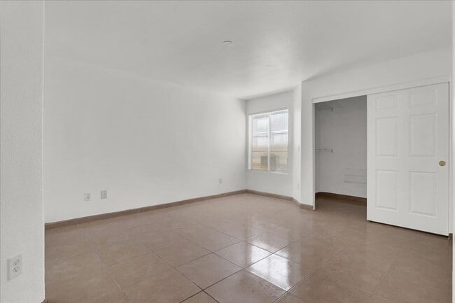 Building Photo - 2 Bedroom 2 Bathroom Ground Floor Condo Unit!