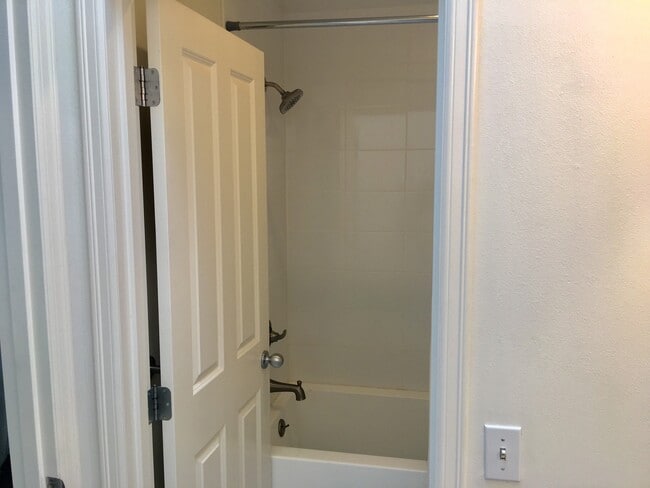 Building Photo - Stylish Townhome in Broadview