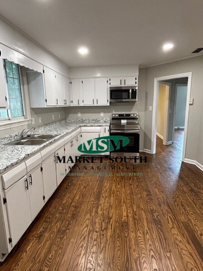 Building Photo - **REDUCED** Remodeled home in Twickenham n...