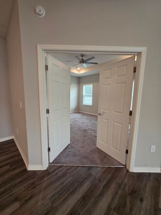 Building Photo - 4-Bedroom, 2.5-Bathroom in Lakeland