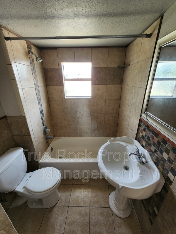 Building Photo - 531 1/2 W 9th Apt W