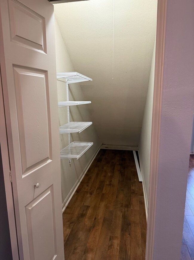 Building Photo - One Bedroom Condo with Garage