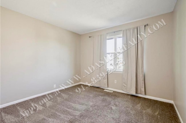 Building Photo - Adorable 3 Bed 2 Bath Duplex in Olathe-coming SOON!!