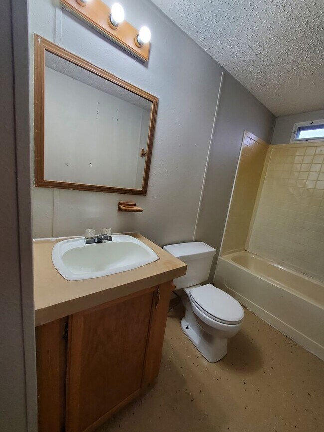 Building Photo - 200 cedar cove lane