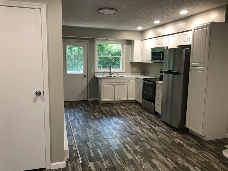 Newer kitchen - 396 Autumnwood Dr