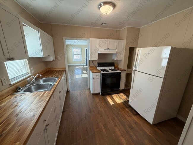 Building Photo - 2 bedrooms 1 bath home.