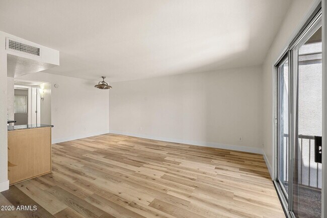 Building Photo - 740 W Elm St