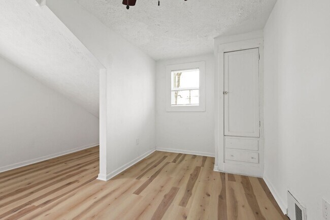 Building Photo - 822 N Bradley Ave