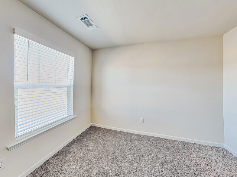 Building Photo - 700 Plant Rd