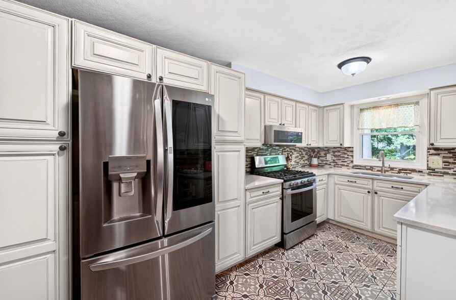 Kitchen - 143 Oak Park Dr
