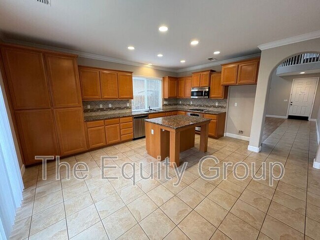 Building Photo - 3116 W Buena Vista Ave