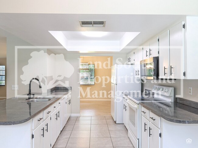 Building Photo - 2190 Belaire Dr