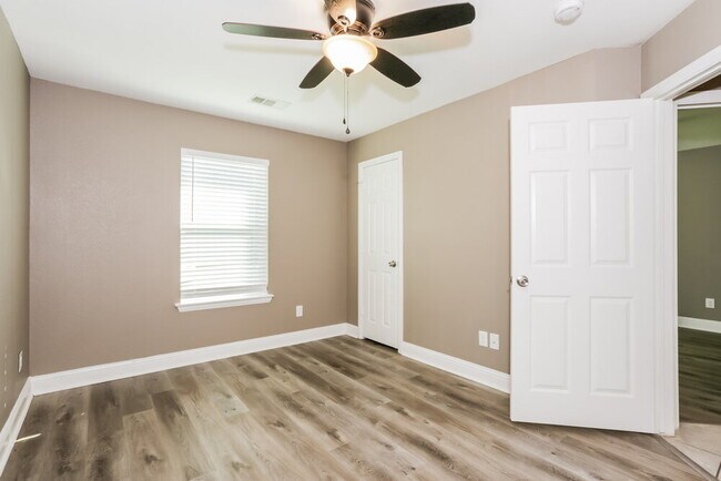 Building Photo - 811 N Ridge Dr