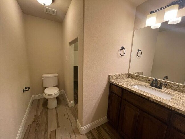 Building Photo - 3BD/2.5BA Benbrook Townhome – 9-Ft Ceilings, Granite Kitchen, Walk-In Master Shower, Attached Gar...