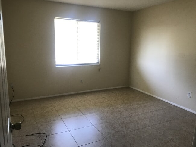Building Photo - Nice 2 Bedroom 1.1 Bath with Central A/C a...