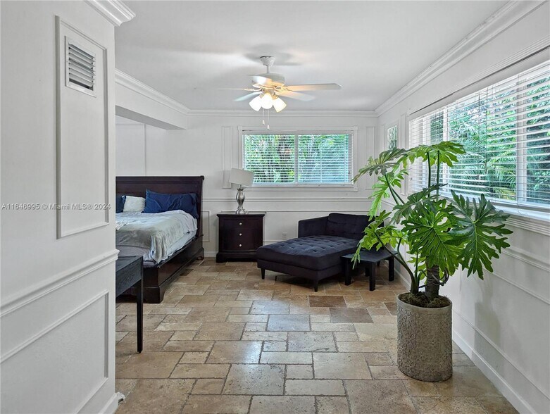 Building Photo - 6140 Pine Tree Dr