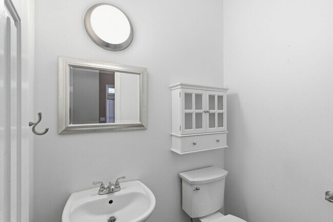 Building Photo - 913 Magnolia Ct W