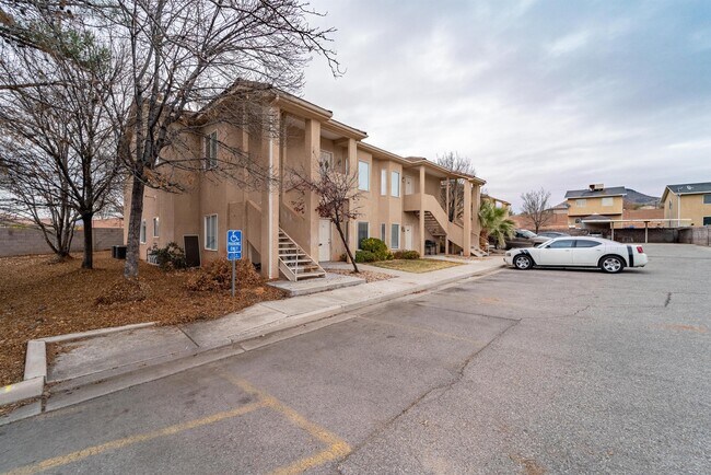 Building Photo - 184 S Valley View Dr