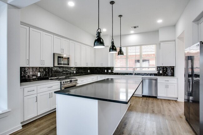 Building Photo - 11518 Savannah Ave
