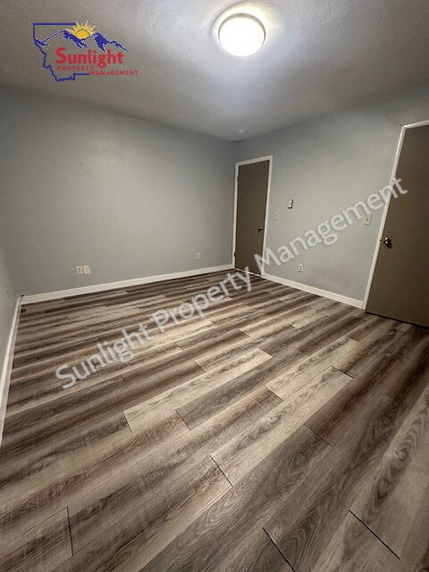 Building Photo - 2 Bed 1 Bath Upstairs Apartment