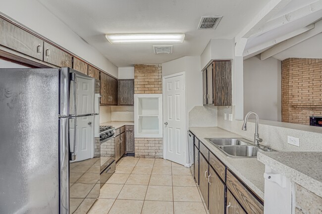 Building Photo - 6610 Rowell Ct