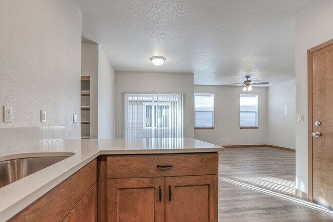 Building Photo - Beautiful 2 Bedroom 2.5 Bathroom Duplex in Great Washougal Location! Beautiful Finishes!