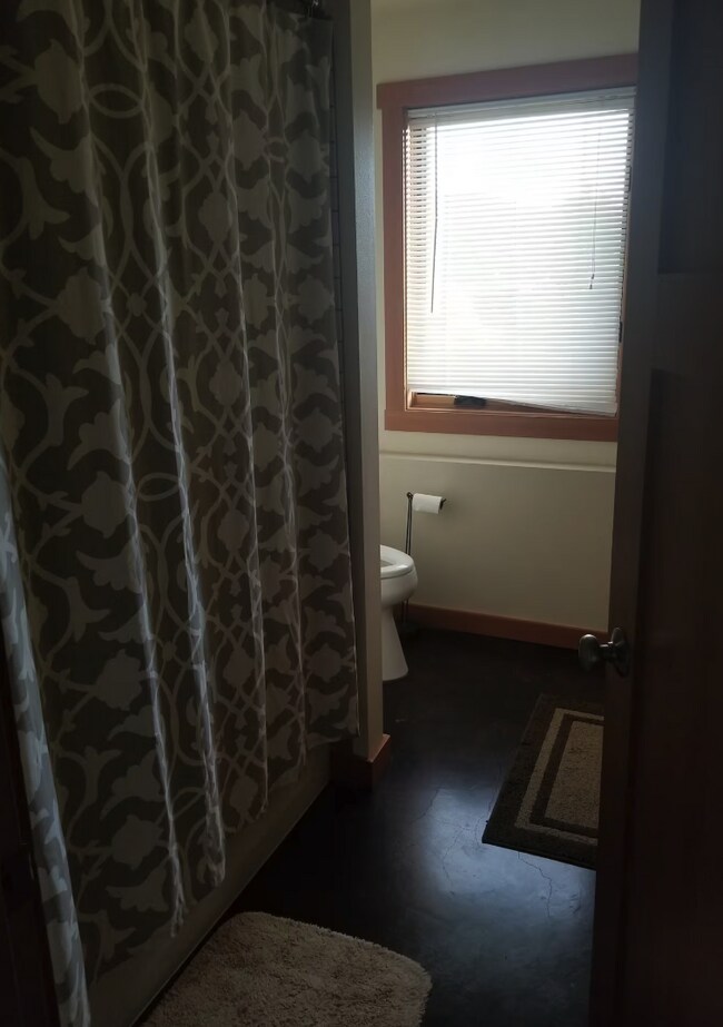 Building Photo - Spacious 3-Bedroom Haven with 2.5 Baths on...
