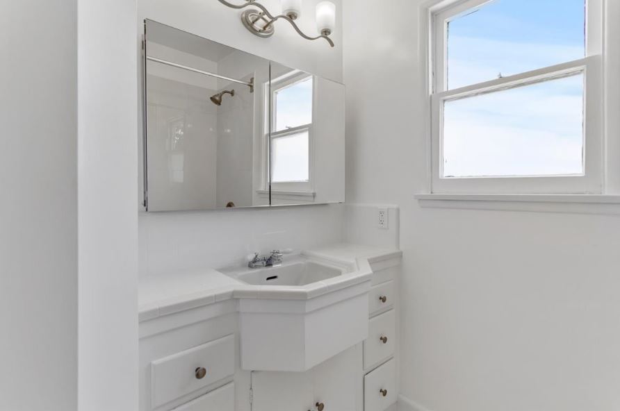 Master Bath - 1123 S Tremaine Ave