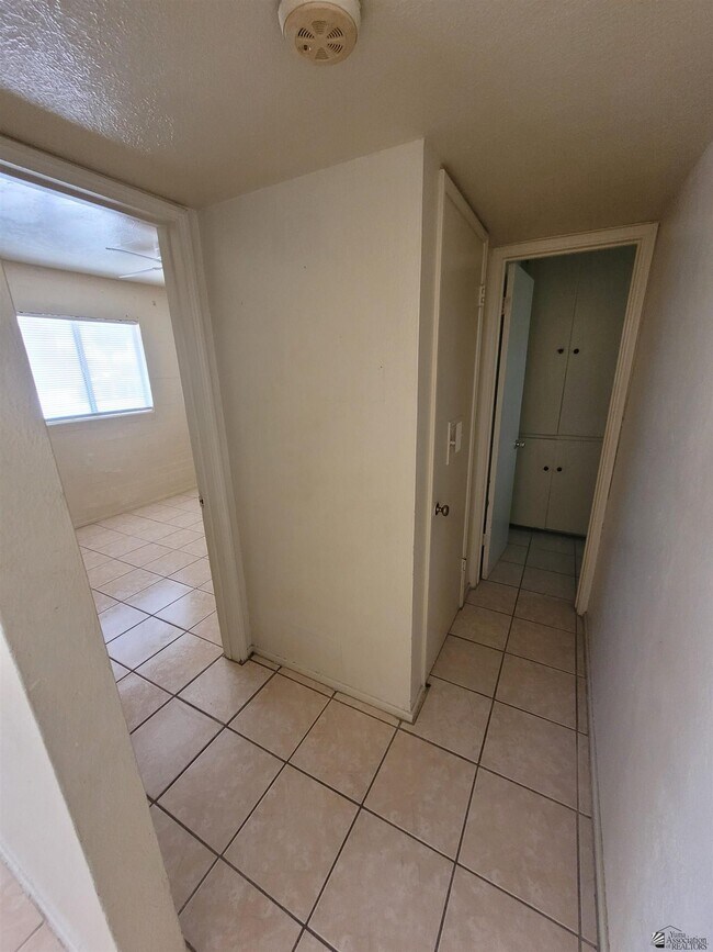 Building Photo - 276 S 17th Ave