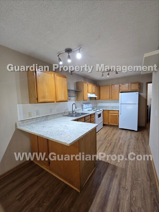 Building Photo - Plymouth Town Home, loft and private patio, master walk-in closet, Available Now!
