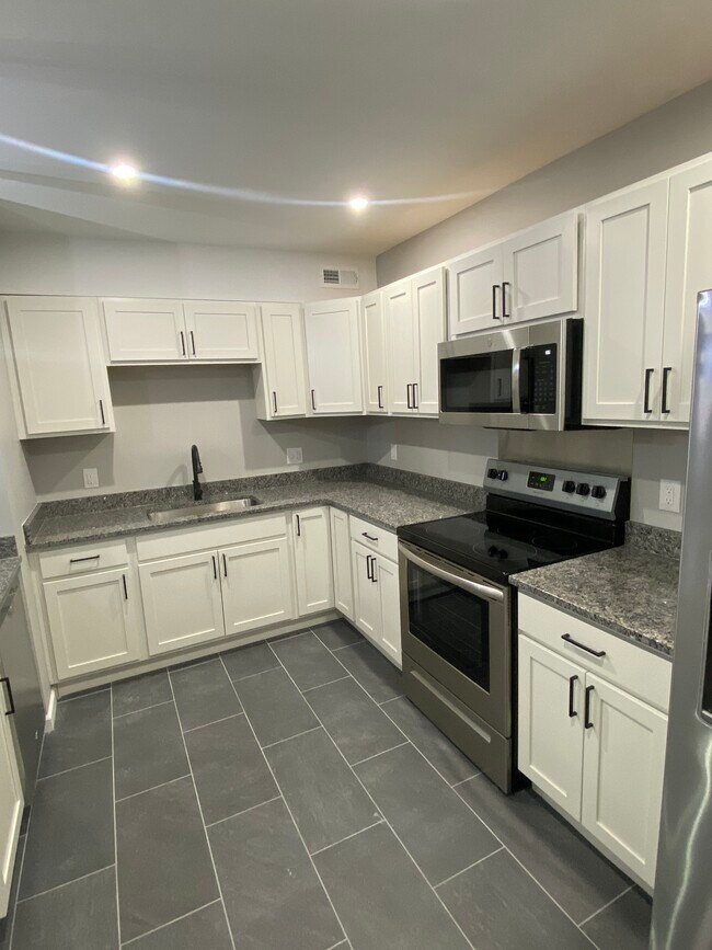 Building Photo - 1235 Summit St