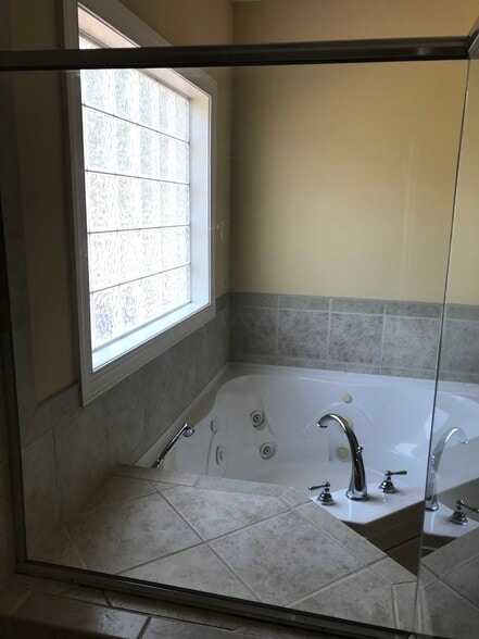 jetted tub - 1931 Dante Ln
