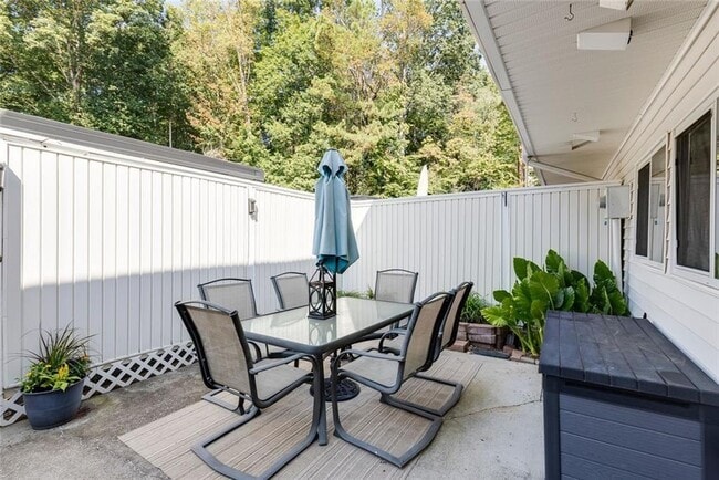 Building Photo - 7090 Stonington Dr NE