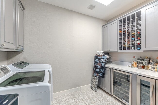 Building Photo - 2 Graylin Woods Pl