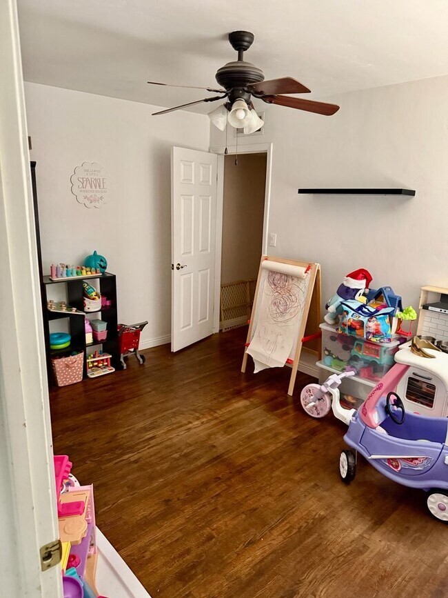 Building Photo - Explore this attractive property in Bakersfield, featuring 3-bedroom and 1.75 -bathrooms - Availa...